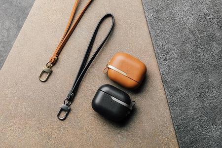 Moshi Pebbo Luxe - AirPods 3 Hülle mit abnehmbarem Handgelenkband (Charcoal Black)