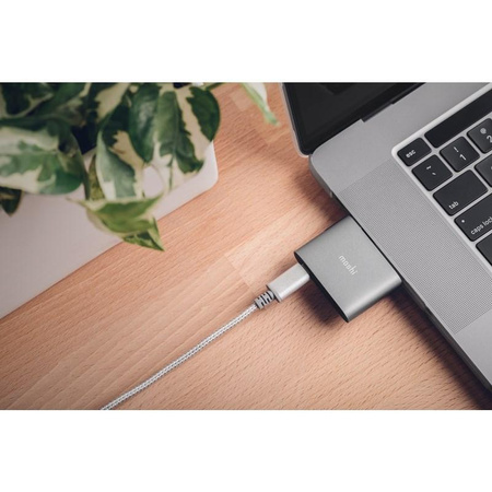 Adaptér Moshi USB-C - adaptér pro HDMI 4K a HDR s podporou 60W nabíjení Power Delivery (titanově šedý)