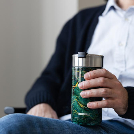 Termohrnek Quokka Boost na kávu - nerezový termohrnek s nálevníkem 400ml (Greenstone)