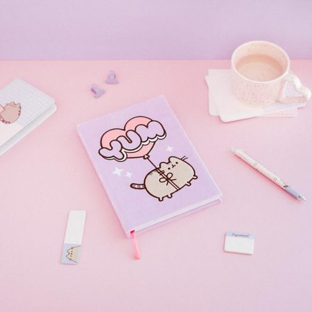 NOTATNIK PLUSZOWY A5 W LINIE PUSHEEN ZESZYT Z ZAKŁADKĄ FUTERKIEM