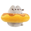Pusheen - Pusheen mascotte en peluche dans un donut au chocolat 18 x 15 cm