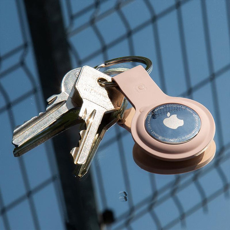 Silikonové pouzdro Crong s klíčenkou – Ochranné pouzdro s klíčenkou pro Apple AirTag 1/2 (pískově růžové)