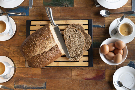 Alpina - Brotschneidebrett aus Bambus mit Krümelschublade