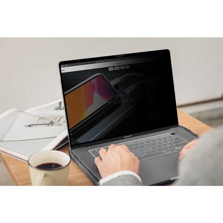 Moshi Umbra - MacBook Pro 16" Bildschirmschutzfolie mit Sichtschutzfilter (schwarzer Rahmen)