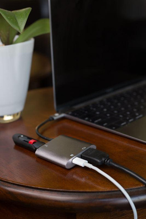 Kanex USB-C VGA adapter Power Delivery-vel - Adapter USB-C-ről USB 1,5 A-ra, USB-C Power Delivery 60 W + VGA Full HD (eloxált alumínium)