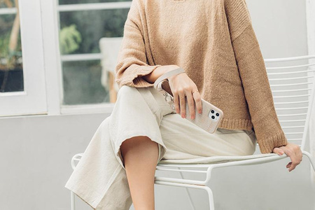 Moshi Altra - Tasche mit abnehmbarem Schlüsselband iPhone 12 / iPhone 12 Pro (SnapTo System) (Sahara Beige)