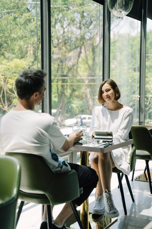 Moshi Overture MagSafe - kožené flipové pouzdro 3 v 1 pro iPhone 14 Plus (Serene Gray)