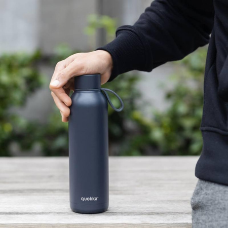 Quokka Solid s páskem - 630 ml termo láhev z nerezové oceli s páskem (Slate)