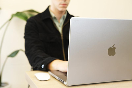 Moshi iGlaze - Hardshell Case for MacBook Pro Pro 16" (M4/M3/M2/M1/2024-2021) (Stealth Clear)