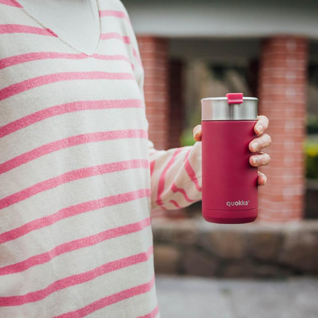 Quokka Boost Coffee Tumbler - Edelstahl-Thermobecher mit Brühvorrichtung 400 ml (Maroon)