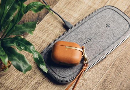 Moshi Pebbo Luxe - AirPods 3 Hülle mit abnehmbarer Handschlaufe (Karamellbraun)