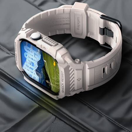 Spigen Rugged Armor Pro V2 – řemínek s pouzdrem pro Apple Watch 10/11 46 mm (dune béžová)