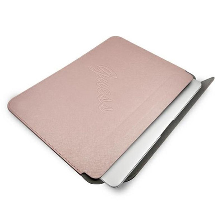 Pouzdro na počítač Guess Saffiano Script - 13" pouzdro na notebook (růžové)