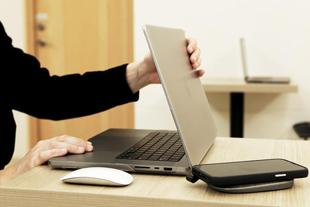 Moshi iGlaze - Hardshell Case for MacBook Pro Pro 16" (M4/M3/M2/M1/2024-2021) (Stealth Clear)