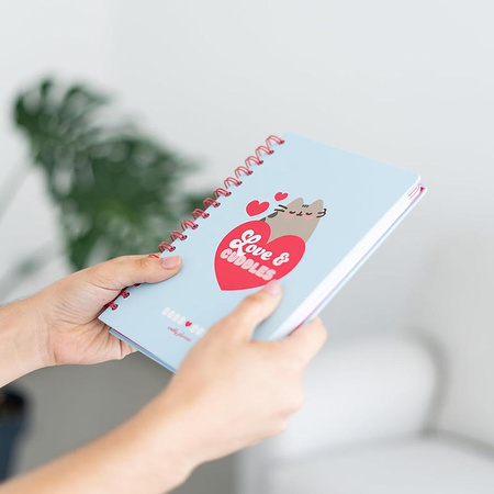 Pusheen - kalendář / týdenní plánovač na rok 2023/2024 z kolekce Purrfect Love (14,8 x 21 cm)