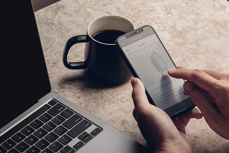 Moshi iVisor AG - Matt képernyővédő fólia iPhone 12 / iPhone 12 Pro készülékhez (fekete keret)