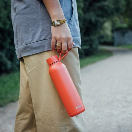 Quokka Solid s popruhem - termoska z nerezové oceli o objemu 630 ml s popruhem (oranžová)