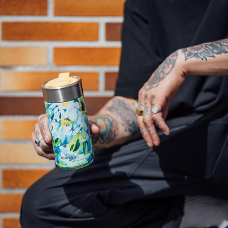 Termohrnek Quokka Boost na kávu - nerezový termohrnek s nálevníkem 400ml (modré pivoňky)