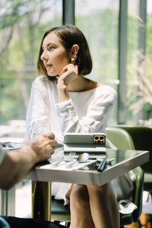 Moshi Overture MagSafe - kožené flipové pouzdro 3 v 1 pro iPhone 14 Plus (Serene Gray)